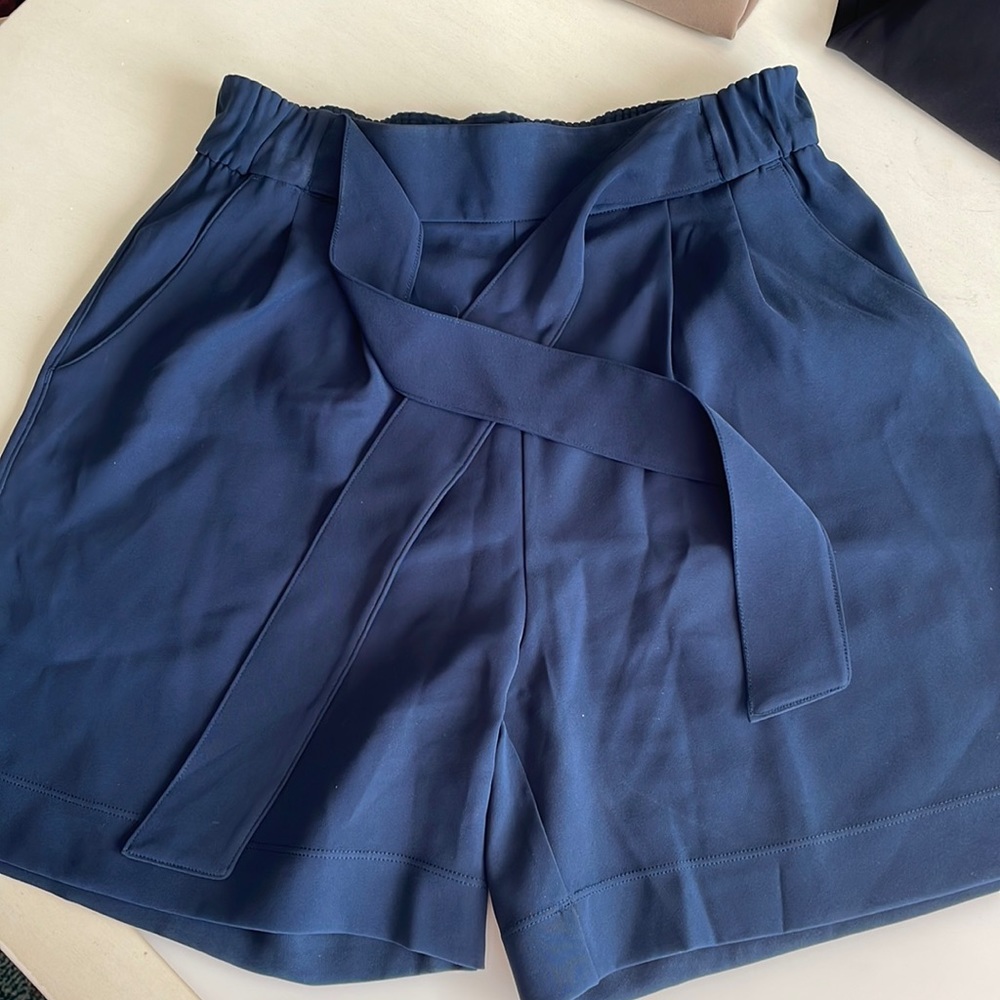 Lululemon Noir Navy Short 5.5 inch Inseam